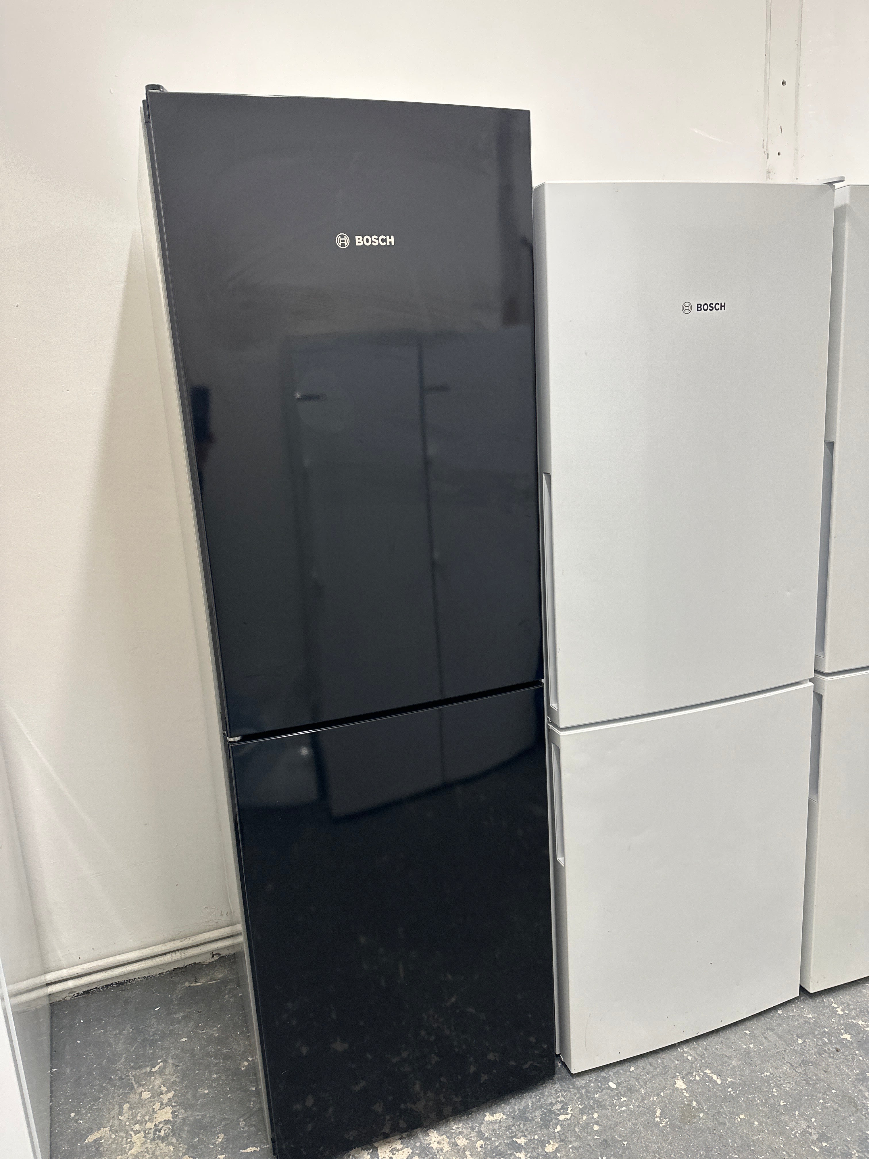 Refurbished Bosch Serie 4 KGN34VB35G 186CM Tall Fridge Freezer 60CM Wide Black - Freestanding