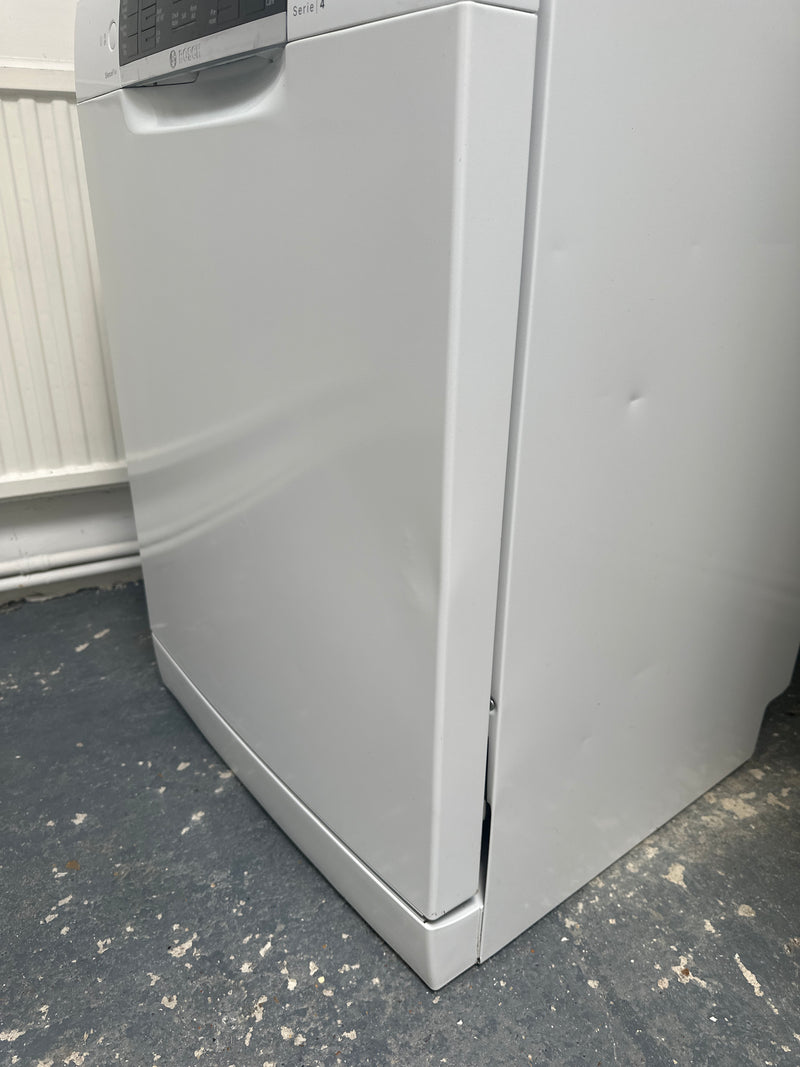 ￼ Great B  Refurbished Bosch Serie 4 SMS46IW02G Dishwasher 60CM White - Freestanding please look at pictures 7 8 9 ￼